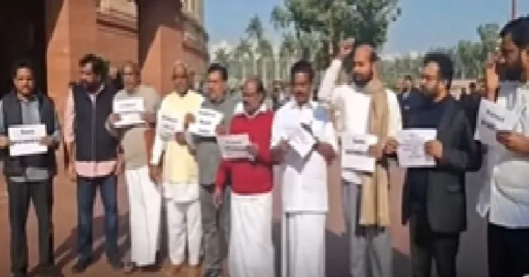 കേന്ദ്രസര്‍ക്കാര്‍ തൊഴിലുറപ്പ് പദ്ധതിയില്‍ കൊണ്ടുവരാനുദ്ദേശിക്കുന്ന മാറ്റങ്ങളോടെയുള്ള പുതിയ വികസിത് ഭാരത്- ജി റാം ജി ബില്ലിനെതിരെ പാര്‍ലമെന്‍റ് കവാടത്തില്‍ പ്രതിഷേധിക്കുന്ന ജോണ്‍ ബ്രിട്ടാസും കൂട്ടരും.