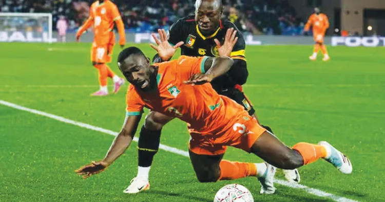 ആഫ്രിക്കന്‍ കപ്പ് ഓഫ് നേഷന്‍സ് ഫുട്‌ബോളില്‍ ഐവറി കോസ്റ്റ്-കാമറൂണ്‍ പോരാട്ടത്തില്‍ നിന്ന്‌