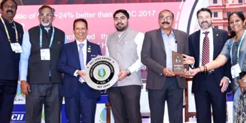 മുംബൈയില്‍ നടന്ന ഗ്രീന്‍ ബില്‍ഡിങ് കോണ്‍ഗ്രസില്‍ സിയാല്‍ എംഡി എസ്. സുഹാസ്, എയര്‍പോര്‍ട്ട് ഡയറക്ടര്‍ മനു ജി. എന്നിവര്‍ ഐജിബിസി നെറ്റ് സീറോ എനര്‍ജി അവാര്‍ഡ് സ്വീകരിക്കുന്നു