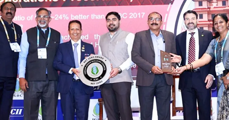 മുംബൈയില്‍ നടന്ന ഗ്രീന്‍ ബില്‍ഡിങ് കോണ്‍ഗ്രസില്‍ സിയാല്‍ എംഡി എസ്. സുഹാസ്, എയര്‍പോര്‍ട്ട് ഡയറക്ടര്‍ മനു ജി. എന്നിവര്‍ ഐജിബിസി നെറ്റ് സീറോ എനര്‍ജി അവാര്‍ഡ് സ്വീകരിക്കുന്നു