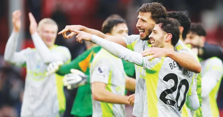 പ്രീമിയര് ലീഗ് മത്സരം വിജയിച്ച മാഞ്ചസ്റ്റര് സിറ്റി ടീം അംഗങ്ങളുടെ ആഹ്ലാദം