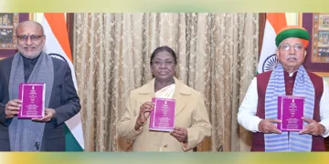 ഭരണഘടനയുടെ സാന്താളി ഭാഷയിലുള്ള പതിപ്പ് രാഷ്ട്രപതി ദ്രൗപദി മുര്‍മു പ്രകാശനം ചെയ്തപ്പോള്‍. ഉപരാഷ്ട്രപതി സി. പി. രാധാകൃഷ്ണന്‍, കേന്ദ്ര നിയമ സഹമന്ത്രി അര്‍ജുന്‍ റാം മേഘ്വാള്‍ എന്നിവര്‍ സമീപം