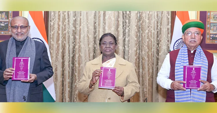 ഭരണഘടനയുടെ സാന്താളി ഭാഷയിലുള്ള പതിപ്പ് രാഷ്ട്രപതി ദ്രൗപദി മുര്‍മു പ്രകാശനം ചെയ്തപ്പോള്‍. ഉപരാഷ്ട്രപതി സി. പി. രാധാകൃഷ്ണന്‍, കേന്ദ്ര നിയമ സഹമന്ത്രി അര്‍ജുന്‍ റാം മേഘ്വാള്‍ എന്നിവര്‍ സമീപം