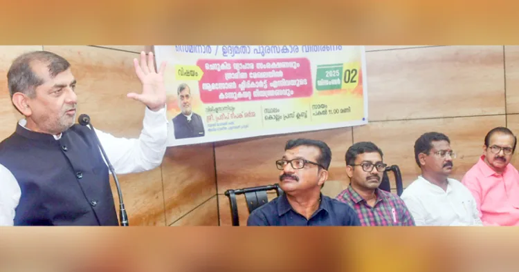 സ്വദേശി ജാഗരണ്‍ മഞ്ച് സെമിനാറില്‍ അഖില ഭാരതീയ പര്യാവരണ്‍ പ്രമുഖ് പ്രദീപ് ദീപക് ശര്‍മ സംസാരിക്കുന്നു