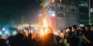 ബംഗ്ലാദേശില്‍ ഗാര്‍മെന്‍റ് ഫാക്ടറിയില്‍ ജോലിക്കാരനായ ദീപു ചന്ദ്രദാസ് എന്ന ഹിന്ദു യുവാവിനെ ഇസ്ലാമിസ്റ്റുകളായ അക്രമിസംഘം പിടിച്ചുകൊണ്ടുപോയി തല്ലിക്കൊന്ന ശേഷം മരത്തില്‍ കെട്ടിയിട്ട് കത്തിക്കുന്നു. അതിന്‍റെ വീഡിയോ മൊബൈല്‍ പകര്‍ത്തുന്നതും കാണാം