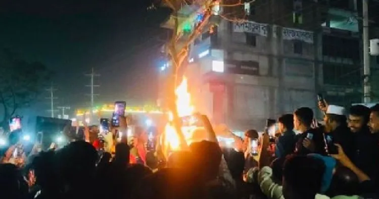 ബംഗ്ലാദേശില്‍ ഗാര്‍മെന്‍റ് ഫാക്ടറിയില്‍ ജോലിക്കാരനായ ദീപു ചന്ദ്രദാസ് എന്ന ഹിന്ദു യുവാവിനെ ഇസ്ലാമിസ്റ്റുകളായ അക്രമിസംഘം പിടിച്ചുകൊണ്ടുപോയി തല്ലിക്കൊന്ന ശേഷം മരത്തില്‍ കെട്ടിയിട്ട് കത്തിക്കുന്നു. അതിന്‍റെ വീഡിയോ മൊബൈല്‍ പകര്‍ത്തുന്നതും കാണാം