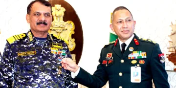 സായുധസേനാ പതാക ദിന ചടങ്ങില്‍ നാവികസേനാ മേധാവി അഡ്മിറല്‍ ദിനേശ് കെ. ത്രിപാഠിയെ ബ്രിഗേഡിയര്‍ ഡി.എസ്. ബസേര ബാഡ്ജ് അണിയിക്കുന്നു