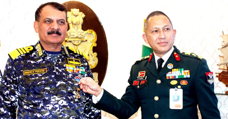 സായുധസേനാ പതാക ദിന ചടങ്ങില്‍ നാവികസേനാ മേധാവി അഡ്മിറല്‍ ദിനേശ് കെ. ത്രിപാഠിയെ ബ്രിഗേഡിയര്‍ ഡി.എസ്. ബസേര ബാഡ്ജ് അണിയിക്കുന്നു