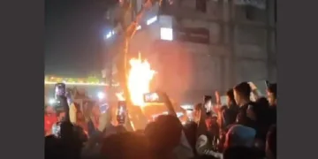 ബംഗ്ലാദേശില്‍ ഹിന്ദുയുവാവായ ദീപു ചന്ദ്രദാസിനെ ഒരു കൂട്ടം വിദ്യാര്‍ത്ഥികലാപകാരികള്‍ കടന്നുപിടിച്ച് അടിച്ചുകൊന്ന ശേഷം മരത്തില്‍ കെട്ടിയിട്ട് കത്തിക്കുന്നു