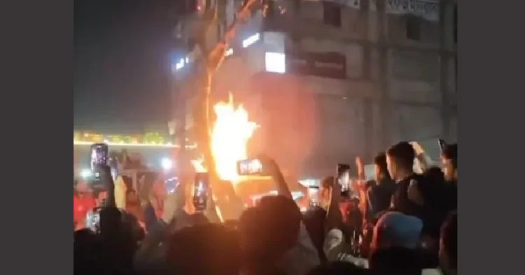 ബംഗ്ലാദേശില്‍ ഹിന്ദുയുവാവായ ദീപു ചന്ദ്രദാസിനെ ഒരു കൂട്ടം വിദ്യാര്‍ത്ഥികലാപകാരികള്‍ കടന്നുപിടിച്ച് അടിച്ചുകൊന്ന ശേഷം മരത്തില്‍ കെട്ടിയിട്ട് കത്തിക്കുന്നു