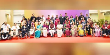 ദിവ്യാംഗരുടെ ശാക്തീകരണത്തിനുള്ള 2025ലെ ദേശീയ പുരസ്‌കാരങ്ങള്‍ ഏറ്റുവാങ്ങിയവര്‍ രാഷ്ട്രപതി ദ്രൗപദി മുര്‍മുവിനും കേന്ദ്രമന്ത്രി ഡോ. വീരേന്ദ്രകുമാറിനും ഒപ്പം