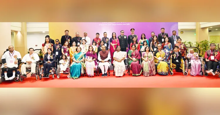 ദിവ്യാംഗരുടെ ശാക്തീകരണത്തിനുള്ള 2025ലെ ദേശീയ പുരസ്കാരങ്ങള് ഏറ്റുവാങ്ങിയവര് രാഷ്ട്രപതി ദ്രൗപദി മുര്മുവിനും കേന്ദ്രമന്ത്രി ഡോ. വീരേന്ദ്രകുമാറിനും ഒപ്പം