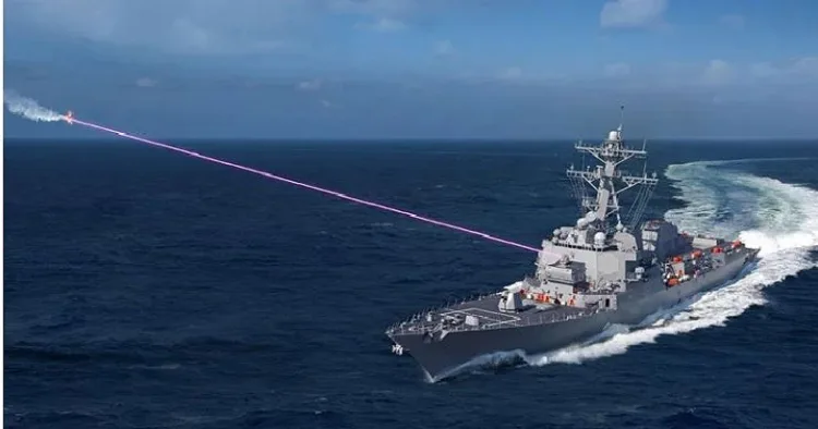 യുദ്ധക്കപ്പലില്‍ ഘടിപ്പിച്ച ദുര്‍ഗ 2 ലേസര്‍ ബീം ആയുധത്തില്‍ നിന്നും ലേസര്‍ അയച്ച് ഡ്രോണ്‍ കരിച്ചുകളയുന്നു