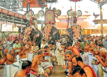 ഏകാദശി ദിനമായ ഇന്നലെ ഗുരുവായൂര്‍ ക്ഷേത്രത്തില്‍ നിന്ന് പാര്‍ത്ഥസാരഥി ക്ഷേത്രത്തിലേക്ക് കൊമ്പന്‍ ശ്രീധരന്റെ പുറത്ത് ഭഗവാന്റെ കോലം എഴുന്നള്ളിച്ചപ്പോള്‍