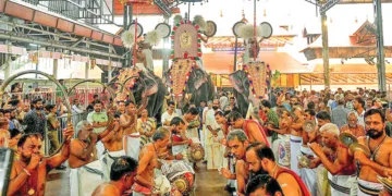 ഏകാദശി ദിനമായ ഇന്നലെ ഗുരുവായൂര്‍ ക്ഷേത്രത്തില്‍ നിന്ന് പാര്‍ത്ഥസാരഥി ക്ഷേത്രത്തിലേക്ക് കൊമ്പന്‍ ശ്രീധരന്റെ പുറത്ത് ഭഗവാന്റെ കോലം എഴുന്നള്ളിച്ചപ്പോള്‍