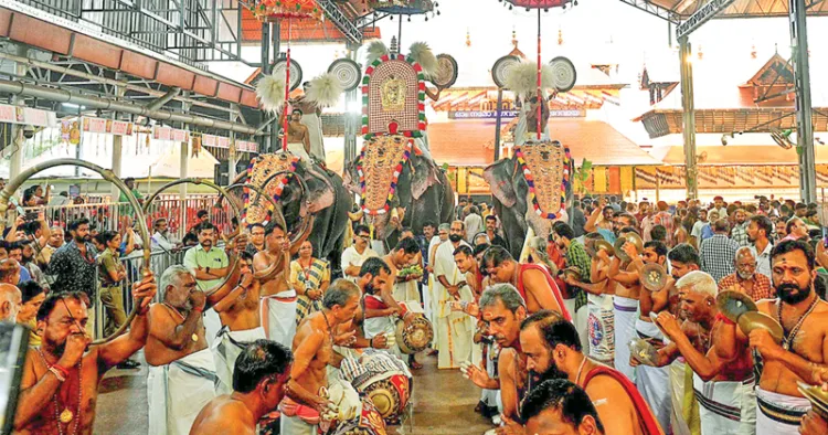 ഏകാദശി ദിനമായ ഇന്നലെ ഗുരുവായൂര്‍ ക്ഷേത്രത്തില്‍ നിന്ന് പാര്‍ത്ഥസാരഥി ക്ഷേത്രത്തിലേക്ക് കൊമ്പന്‍ ശ്രീധരന്റെ പുറത്ത് ഭഗവാന്റെ കോലം എഴുന്നള്ളിച്ചപ്പോള്‍