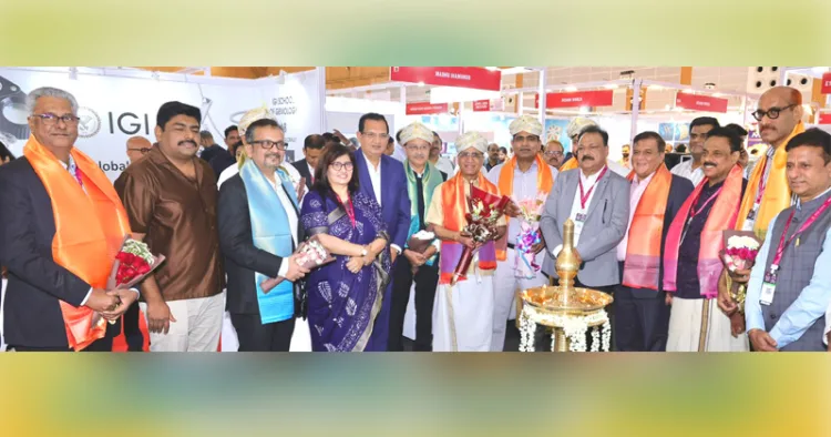 കേരള ജെം ആന്റ് ജ്വല്ലറി ഷോയുടെ ഉദ്ഘാടനം കല്യാണ്‍ ജ്വല്ലേഴ്സ് എംഡി ടി.എസ്. കല്യാണരാമന്‍ നിര്‍വഹിക്കുന്നു. മില്‍ട്ടന്‍ ജോസ്, ശ്രീകാന്ത് കാരി, സുമേഷ് വധേര, പി.വി. ജോസ്, രാജേഷ് കല്യാണരാമന്‍, ജോണ്‍ ആലുക്ക, കൗശലേന്ദ്ര സിന്‍ഹ എന്നിവര്‍ സമീപം