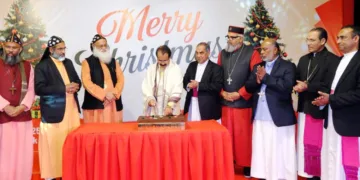 ന്യൂദല്‍ഹിയിലെ ഔദ്യോഗിക വസതിയില്‍ നടന്ന ക്രിസ്തുമസ് ആഘോഷത്തില്‍ കേന്ദ്രമന്ത്രി ജോര്‍ജ് കുര്യന്‍ കേക്ക് മുറിക്കുന്നു