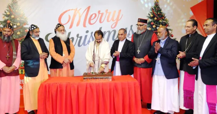 ന്യൂദല്‍ഹിയിലെ ഔദ്യോഗിക വസതിയില്‍ നടന്ന ക്രിസ്തുമസ് ആഘോഷത്തില്‍ കേന്ദ്രമന്ത്രി ജോര്‍ജ് കുര്യന്‍ കേക്ക് മുറിക്കുന്നു