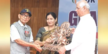 ഗോവ വിമോചന ദിനത്തോടനുബന്ധിച്ച് ലോക്ഭവനില്‍ സംഘടിപ്പിച്ച ചടങ്ങില്‍ സമരത്തില്‍ പങ്കെടുത്തവരില്‍ ജീവിച്ചിരിക്കുന്ന ലഫ്. കമാന്‍ഡര്‍ പി.കെ. നാരായണപിള്ളയെ ഗവര്‍ണര്‍ രാജേന്ദ്ര വിശ്വനാഥ് ആര്‍ലേക്കര്‍ ഉപഹാരം നല്‍കി ആദരിക്കുന്നു. അനഘ ആര്‍ലേക്കര്‍ സമീപം