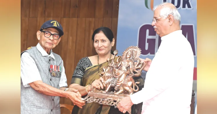 ഗോവ വിമോചന ദിനത്തോടനുബന്ധിച്ച് ലോക്ഭവനില്‍ സംഘടിപ്പിച്ച ചടങ്ങില്‍ സമരത്തില്‍ പങ്കെടുത്തവരില്‍ ജീവിച്ചിരിക്കുന്ന ലഫ്. കമാന്‍ഡര്‍ പി.കെ. നാരായണപിള്ളയെ ഗവര്‍ണര്‍ രാജേന്ദ്ര വിശ്വനാഥ് ആര്‍ലേക്കര്‍ ഉപഹാരം നല്‍കി ആദരിക്കുന്നു. അനഘ ആര്‍ലേക്കര്‍ സമീപം