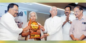 ഗോവ വിമോചനസമര സേനാനികള്‍ക്ക് ആദരം അര്‍പ്പിക്കുന്ന ചടങ്ങില്‍ പരേതനായ എ.കെ. ശങ്കരമേനോന്റെ ഭാര്യ ജാനകി ടീച്ചര്‍ക്ക് ഗവര്‍ണര്‍ രാജേന്ദ്ര വിശ്വനാഥ് ആര്‍ലേക്കര്‍ ഉപഹാരം നല്‍കുന്നു. മുന്‍ ഗോവ ഗവര്‍ണര്‍ പി.എസ്. ശ്രീധരന്‍ പിള്ള, ബിജെപി സിറ്റി ജില്ലാ അധ്യക്ഷന്‍ അഡ്വ. കെ.പി. പ്രകാശ്ബാബു, ജന്മഭൂമി ജനറല്‍ മാനേജര്‍ കെ.ബി. ശ്രീകുമാര്‍ സമീപം