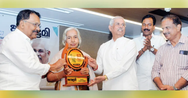 ഗോവ വിമോചനസമര സേനാനികള്‍ക്ക് ആദരം അര്‍പ്പിക്കുന്ന ചടങ്ങില്‍ പരേതനായ എ.കെ. ശങ്കരമേനോന്റെ ഭാര്യ ജാനകി ടീച്ചര്‍ക്ക് ഗവര്‍ണര്‍ രാജേന്ദ്ര വിശ്വനാഥ് ആര്‍ലേക്കര്‍ ഉപഹാരം നല്‍കുന്നു. മുന്‍ ഗോവ ഗവര്‍ണര്‍ പി.എസ്. ശ്രീധരന്‍ പിള്ള, ബിജെപി സിറ്റി ജില്ലാ അധ്യക്ഷന്‍ അഡ്വ. കെ.പി. പ്രകാശ്ബാബു, ജന്മഭൂമി ജനറല്‍ മാനേജര്‍ കെ.ബി. ശ്രീകുമാര്‍ സമീപം