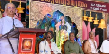 എറണാകുളത്തപ്പന്‍ മൈതാനിയില്‍ നടക്കുന്ന സുകൃതം കാരുണ്യാമൃതം യജ്ഞവേദിയില്‍ കന്യാദാനം നിര്‍വഹിച്ച് വധൂവരന്മാരെ ആശിര്‍വദിച്ച് ഗവര്‍ണര്‍ രാജേന്ദ്ര വിശ്വനാഥ് ആര്‍ലേക്കര്‍ സംസാരിക്കുന്നു. പി.വി. അതികായന്‍, മധു എസ്. നായര്‍, സ്വാമി ഉദിത് ചൈതന്യ, ജസ്റ്റിസ് ആര്‍. ഭാസ്‌കരന്‍, പ്രൊഫ. എം.എസ്. രമേശന്‍, ശ്രീകുമാര്‍ പിള്ള സമീപം