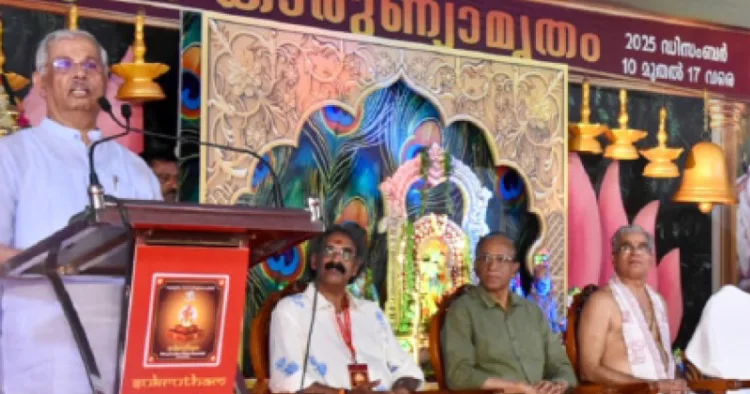 എറണാകുളത്തപ്പന്‍ മൈതാനിയില്‍ നടക്കുന്ന സുകൃതം കാരുണ്യാമൃതം യജ്ഞവേദിയില്‍ കന്യാദാനം നിര്‍വഹിച്ച് വധൂവരന്മാരെ ആശിര്‍വദിച്ച് ഗവര്‍ണര്‍ രാജേന്ദ്ര വിശ്വനാഥ് ആര്‍ലേക്കര്‍ സംസാരിക്കുന്നു. പി.വി. അതികായന്‍, മധു എസ്. നായര്‍, സ്വാമി ഉദിത് ചൈതന്യ, ജസ്റ്റിസ് ആര്‍. ഭാസ്‌കരന്‍, പ്രൊഫ. എം.എസ്. രമേശന്‍, ശ്രീകുമാര്‍ പിള്ള സമീപം