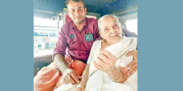 രണ്ടാംഘട്ട തദ്ദേശ തെരഞ്ഞെടുപ്പില്‍ ഇന്നലെ കോഴിക്കോട് പേരാമ്പ്ര ഗ്രാമപഞ്ചായത്ത് പതിനെട്ടാം വാര്‍ഡിലെ രണ്ടാം ബൂത്തില്‍ വോട്ട് ചെയ്യാനെത്തിയ 109 വയസുള്ള ഓമന അമ്മ.