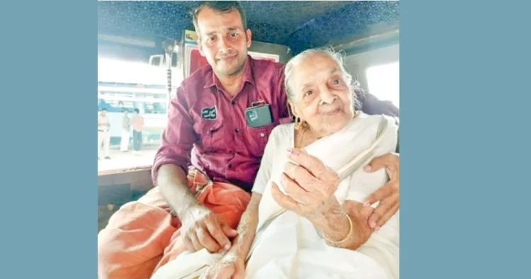 രണ്ടാംഘട്ട തദ്ദേശ തെരഞ്ഞെടുപ്പില്‍ ഇന്നലെ കോഴിക്കോട് പേരാമ്പ്ര ഗ്രാമപഞ്ചായത്ത് പതിനെട്ടാം വാര്‍ഡിലെ രണ്ടാം ബൂത്തില്‍ വോട്ട് ചെയ്യാനെത്തിയ 109 വയസുള്ള ഓമന അമ്മ.