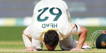 സെഞ്ചുറി നേടിയ ട്രാവിസ് ഹെഡ് ഗ്രൗണ്ടില്‍ ചുംബിക്കുന്നു