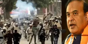 അസമിലെ ഖെറോണി പ്രദേശത്ത് ഗോത്രവര്‍ഗ്ഗക്കാര്‍ പൊലീസിന് നേരെ നടത്തുന്ന ആക്രമണം (ഇടത്ത്)