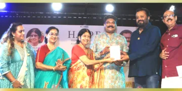 ഹാങ്ങ് ഓണ്‍ പെയിന്‍ എന്‍ഡ്‌സ് -ഹോപ് പുസ്തകത്തിന്റെ ആദ്യപ്രതി തിരുവിതാംകൂര്‍ രാജകുടുംബാംഗം അശ്വതിതിരുനാള്‍ ഗൗരി ലക്ഷ്മി കേന്ദ്രമന്ത്രി സുരേഷ് ഗോപിക്ക് നല്‍കുന്നു. ജി. സുരേഷ് കുമാര്‍, മേനക സുരേഷ്, ഗ്രന്ഥകര്‍ത്താവ് നിതിന്‍ നായര്‍, ഭാര്യ രേവതി എന്നിവര്‍ സമീപം