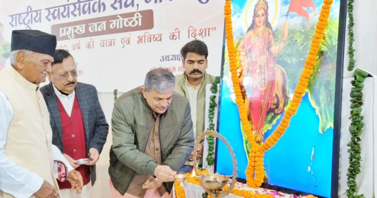 ആര്‍എസ്എസ് ശതാബ്ദി പ്രവര്‍ത്തനങ്ങളുടെ ഭാഗമായി ഗോരഖ്പൂരില്‍ സംഘടിപ്പിച്ച പൗരപ്രമുഖ സമ്മേളനം സര്‍കാര്യവാഹ് ദത്താത്രേയ ഹൊസബാളെ ഉദ്ഘാടനം ചെയ്യുന്നു