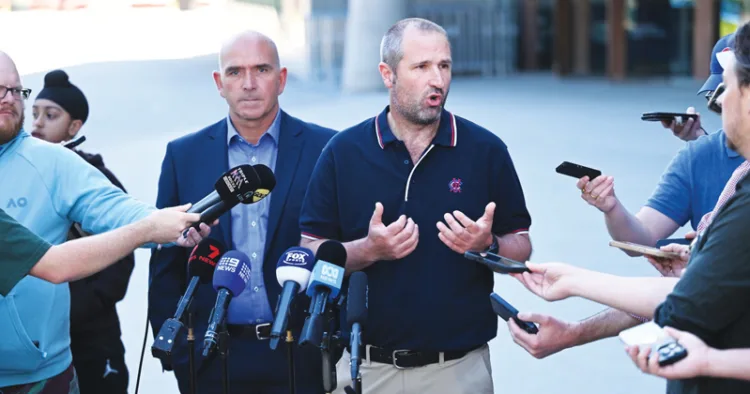 മെല്‍ബണ്‍ ക്രിക്കറ്റ് ഗ്രൗണ്ട് പ്രധാന ക്യൂറേറ്റര്‍ മാറ്റ് പേജ് മാധ്യമപ്രവര്‍ത്തകര്‍ക്ക് മുന്നില്‍