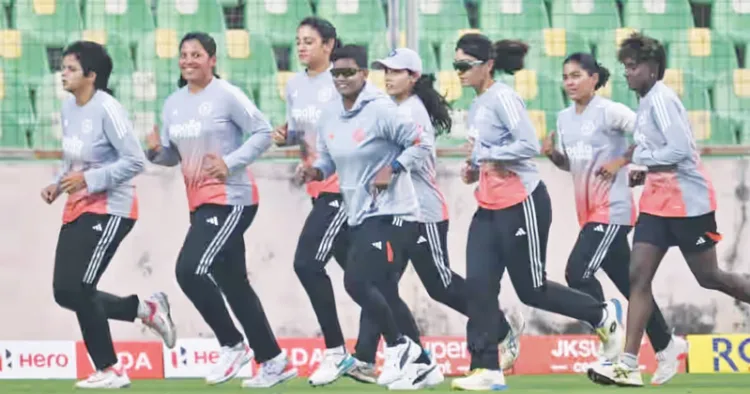 കാര്യവട്ടത്ത് പരിശീലനത്തിനിറങ്ങിയ ഭാരത വനിതാ ക്രിക്കറ്റ് ടീം