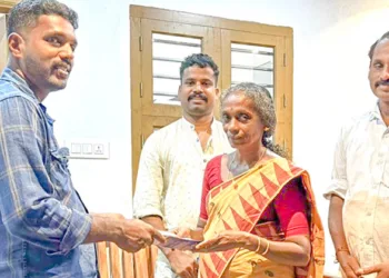 വളാഞ്ചേരി നഗരസഭയിലെ 26-ാം ഡിവിഷനിലെ എന്‍ഡിഎ സ്ഥാനാര്‍ത്ഥിയായി ജാനകി മഠത്തില്‍ ാേവീടുകളില്‍ എത്തി വോട്ടഭ്യാര്‍ത്ഥിക്കുന്നു