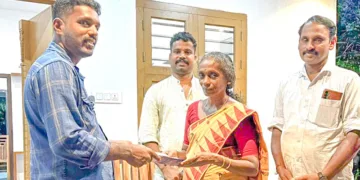 വളാഞ്ചേരി നഗരസഭയിലെ 26-ാം ഡിവിഷനിലെ എന്‍ഡിഎ സ്ഥാനാര്‍ത്ഥിയായി ജാനകി മഠത്തില്‍ ാേവീടുകളില്‍ എത്തി വോട്ടഭ്യാര്‍ത്ഥിക്കുന്നു