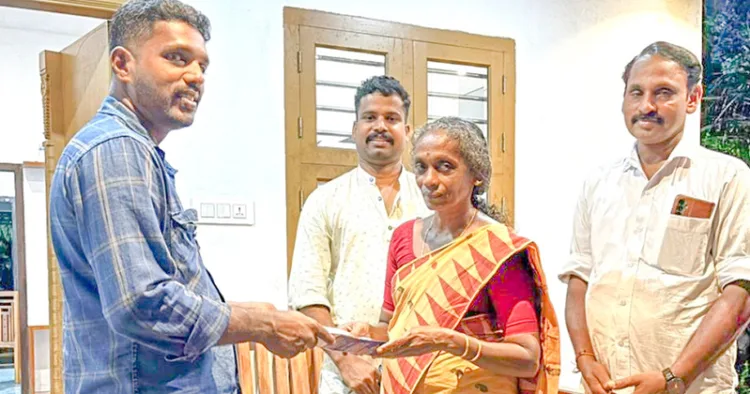 വളാഞ്ചേരി നഗരസഭയിലെ 26-ാം ഡിവിഷനിലെ എന്‍ഡിഎ സ്ഥാനാര്‍ത്ഥിയായി ജാനകി മഠത്തില്‍ ാേവീടുകളില്‍ എത്തി വോട്ടഭ്യാര്‍ത്ഥിക്കുന്നു