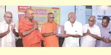 ജന്മഭൂമി ബുക്സ് പ്രസിദ്ധീകരിക്കുന്ന മുകുന്ദന്‍ മുസലിയാത്തിന്റെ ശ്രീമദ് ഭാഗവത കഥാസാരം ഗുരുവായൂരില്‍ പുറനാട്ടുകര ശ്രീരാമകൃഷ്ണ മഠം അധ്യക്ഷന്‍ സ്വാമി സദ്ഭവാനന്ദ, എഴുത്തുകാരന്‍ രാധാകൃഷ്ണന്‍ കാക്കശ്ശേരിക്ക് ആദ്യ കോപ്പി നല്‍കി പ്രകാശനം ചെയ്യുന്നു. ജന്മഭൂമി എംഡി എം. രാധാകൃഷ്ണന്‍, സ്വാമി സന്മയാനന്ദ, ഗ്രന്ഥകര്‍ത്താവ് മുകുന്ദന്‍ മുസലിയാത്ത്, ജനറല്‍ മാനേജര്‍ കെ.ബി. ശ്രീകുമാര്‍ സമീപം