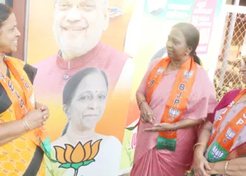 കണ്ണൂര്‍ കോര്‍പറേഷനിലെ എന്‍ഡിഎ സ്ഥാനാര്‍ത്ഥികളായ പി. ജയലത, രാഗിണി ടീച്ചര്‍, ശ്രീസുമ വിനോദ് എന്നിവര്‍ പ്രചാരണത്തിനിടയില്‍ ഒന്നിച്ചപ്പോള്‍