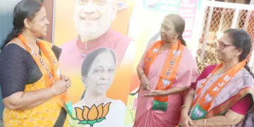 കണ്ണൂര്‍ കോര്‍പറേഷനിലെ എന്‍ഡിഎ സ്ഥാനാര്‍ത്ഥികളായ പി. ജയലത, രാഗിണി ടീച്ചര്‍, ശ്രീസുമ വിനോദ് എന്നിവര്‍ പ്രചാരണത്തിനിടയില്‍ ഒന്നിച്ചപ്പോള്‍