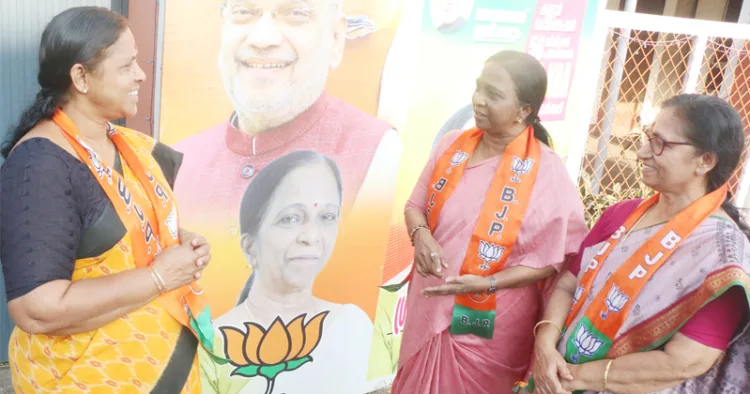 കണ്ണൂര്‍ കോര്‍പറേഷനിലെ എന്‍ഡിഎ സ്ഥാനാര്‍ത്ഥികളായ പി. ജയലത, രാഗിണി ടീച്ചര്‍, ശ്രീസുമ വിനോദ് എന്നിവര്‍ പ്രചാരണത്തിനിടയില്‍ ഒന്നിച്ചപ്പോള്‍
