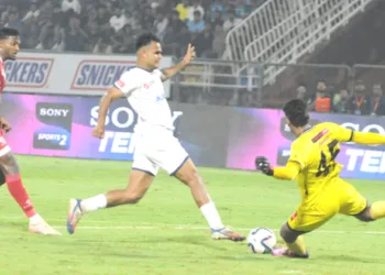 കാലിക്കറ്റ് എഫ്‌സിയുടെ മുന്നേറ്റ കളിക്കാരന്‍ മുഹമ്മദ് അജ്‌സലിന്റെ മുന്നേറ്റം തടയുന്ന കണ്ണൂര്‍ വാരിയേഴ്‌സ് എഫ്‌സിയുടെ ഗോളി അല്‍കേഷ് രാജ്‌