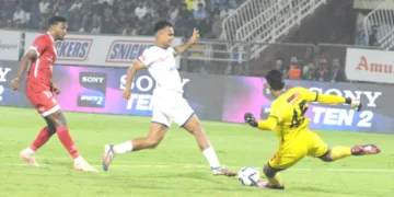 കാലിക്കറ്റ് എഫ്‌സിയുടെ മുന്നേറ്റ കളിക്കാരന്‍ മുഹമ്മദ് അജ്‌സലിന്റെ മുന്നേറ്റം തടയുന്ന കണ്ണൂര്‍ വാരിയേഴ്‌സ് എഫ്‌സിയുടെ ഗോളി അല്‍കേഷ് രാജ്‌