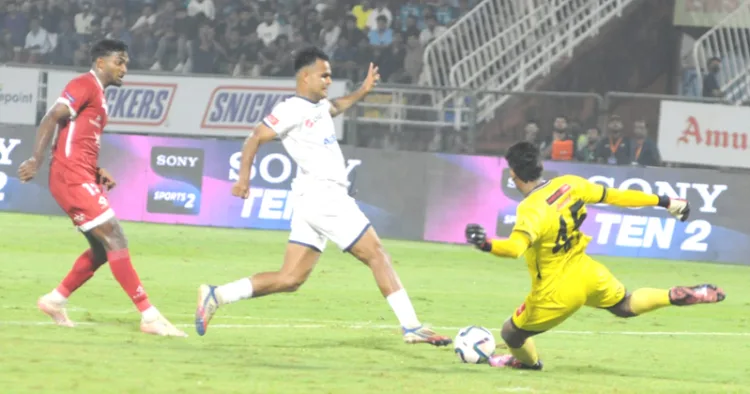 കാലിക്കറ്റ് എഫ്‌സിയുടെ മുന്നേറ്റ കളിക്കാരന്‍ മുഹമ്മദ് അജ്‌സലിന്റെ മുന്നേറ്റം തടയുന്ന കണ്ണൂര്‍ വാരിയേഴ്‌സ് എഫ്‌സിയുടെ ഗോളി അല്‍കേഷ് രാജ്‌