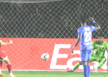 കണ്ണൂര്‍ വാരിയേഴ്സിന്റെ ഐസര്‍ ഗോമസ് പെനാല്‍റ്റിയിലൂടെ ഗോള്‍ നേടുന്നു.