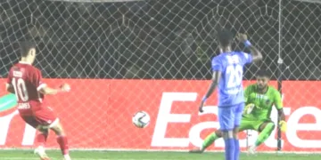 കണ്ണൂര്‍ വാരിയേഴ്സിന്റെ ഐസര്‍ ഗോമസ് പെനാല്‍റ്റിയിലൂടെ ഗോള്‍ നേടുന്നു.