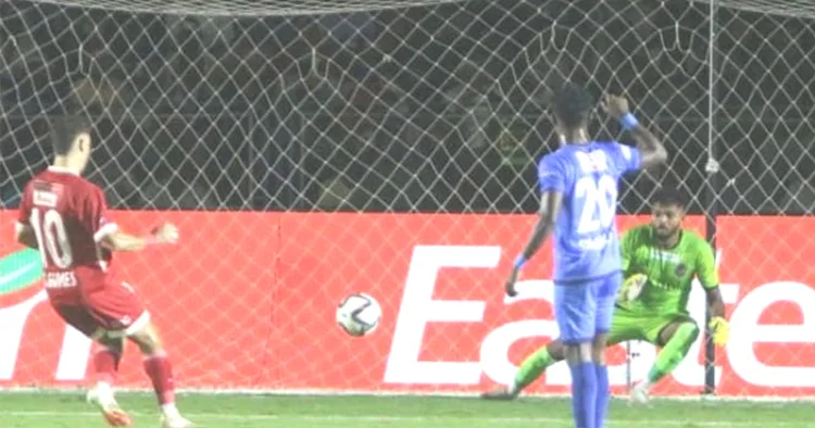 കണ്ണൂര്‍ വാരിയേഴ്സിന്റെ ഐസര്‍ ഗോമസ് പെനാല്‍റ്റിയിലൂടെ ഗോള്‍ നേടുന്നു.